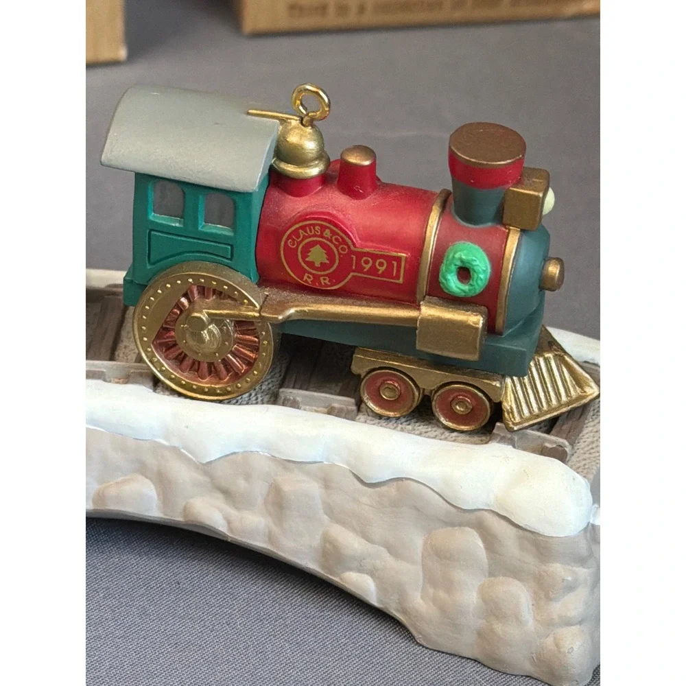 Hallmark Keepsake 1991 Claus & Co RR Train Ornament Set & Trestle Stand